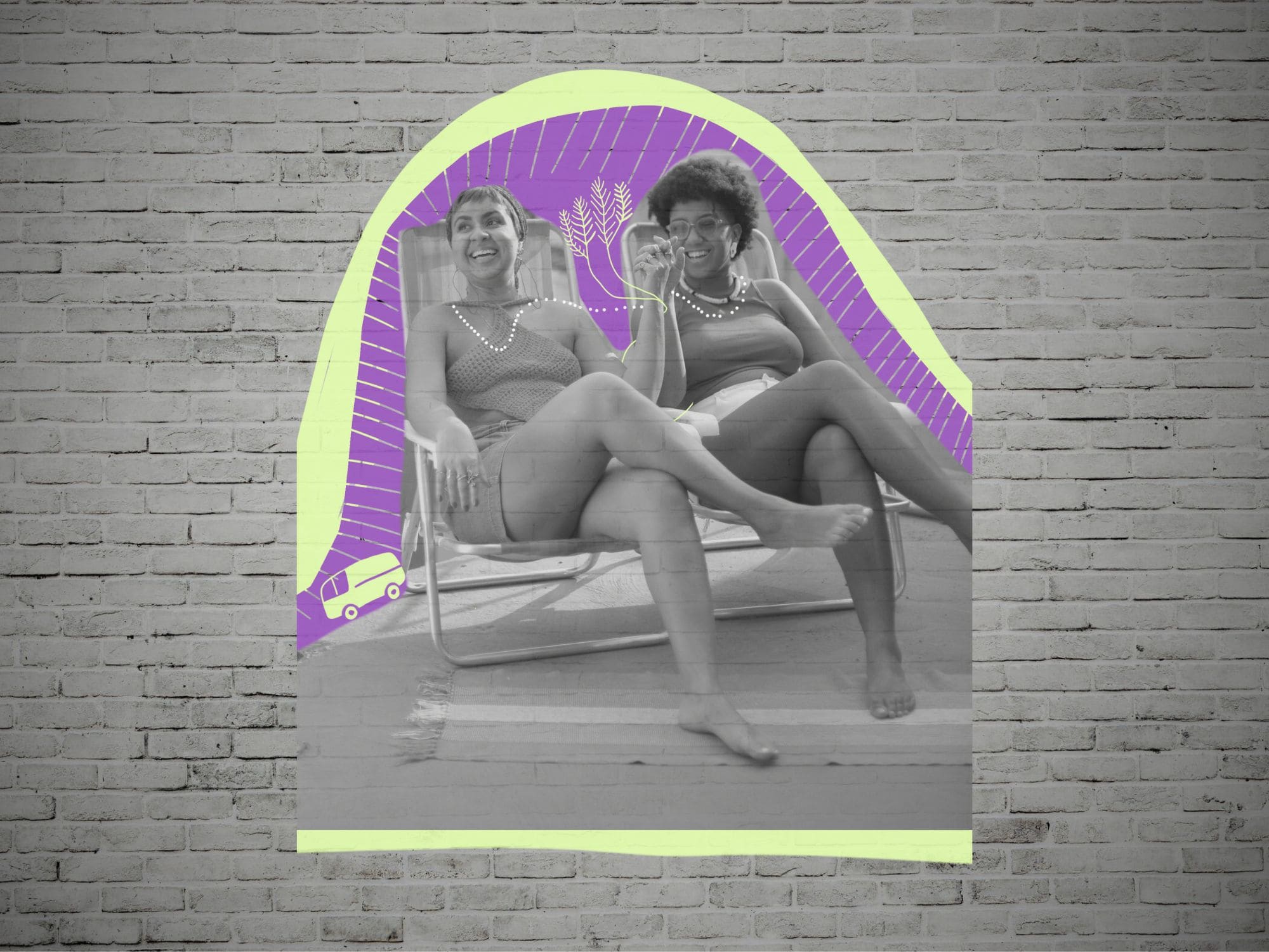 A imagem mostra duas mulheres negras sentadas em cadeiras de praia, olhando para o lado e sorrindo. A foto é em preto e branco, mas há elementos gráficos coloridos sobrepostos. Há um arco em tons de verde e roxo que envolve as mulheres, com linhas e desenhos de plantas. No canto inferior esquerdo, há um desenho de um ônibus em roxo. As mulheres estão relaxadas, com as pernas cruzadas e descalças sobre um tapete no chão. Elas estão em um ambiente que parece ser ao ar livre.